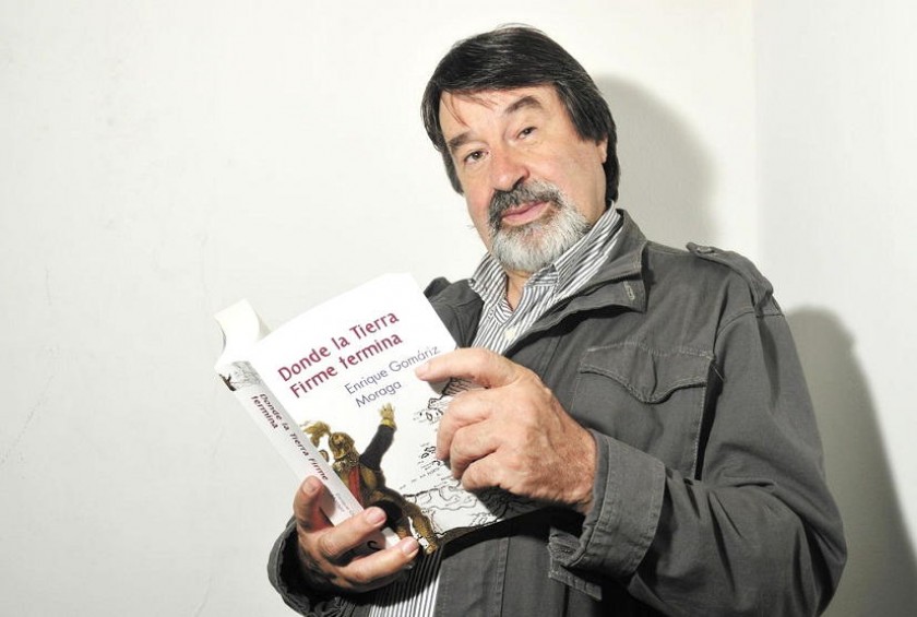 Enrique Gomáriz Moraga con su libro Donde la Tierra Firme Termina